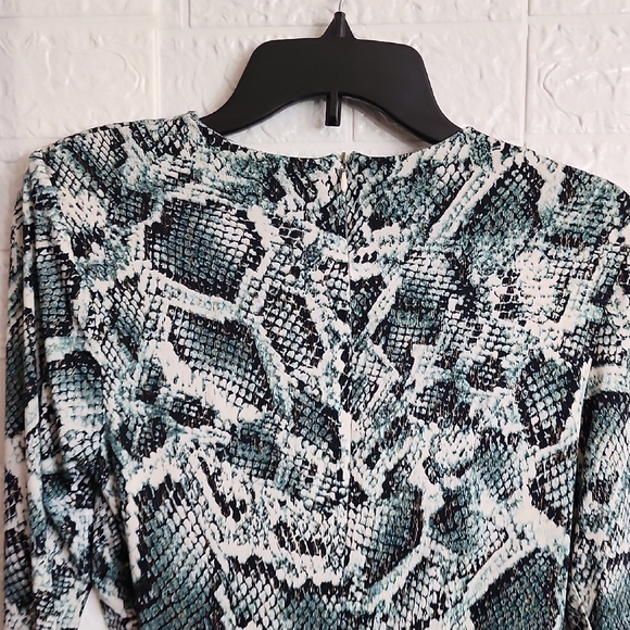 Alexia Admor Green and Black Snake Print Long Sleeve Dress - Picture 8 of 10